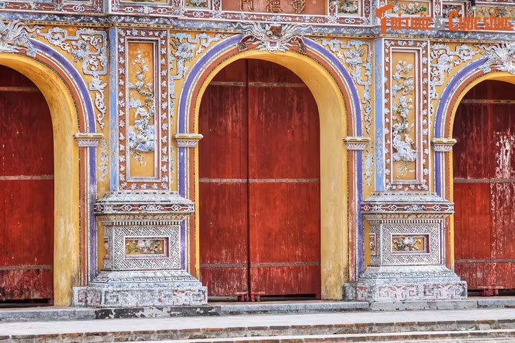 Ngày nay cổng Hiển Nhơn được sử dụng làm lối ra cho du khách tham quan Hoàng thành (lối vào là Ngọ Môn). Còn cửa Chương Đức thường đóng kín, chỉ được mở vào những dịp lễ hội và festival Huế để phục vụ khách tham quan.