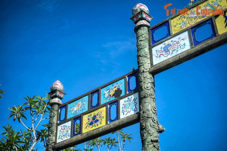 Phía trên các trụ đồng có những khung hình chữ nhật trang trí bằng pháp lam (đồ đồng tráng men) rực rỡ. Các bức pháp lam này thể hiện các hình tượng hoa lá, bát bảo… rất sinh động.