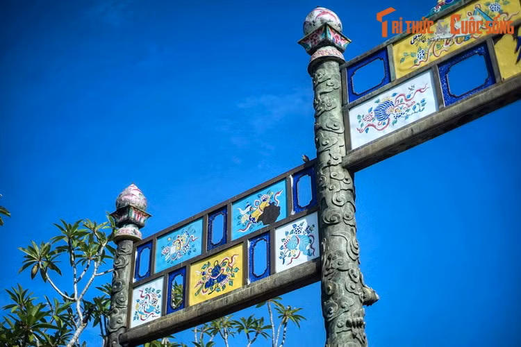 Phía trên các trụ đồng có những khung hình chữ nhật trang trí bằng pháp lam (đồ đồng tráng men) rực rỡ. Các bức pháp lam này thể hiện các hình tượng hoa lá, bát bảo… rất sinh động.