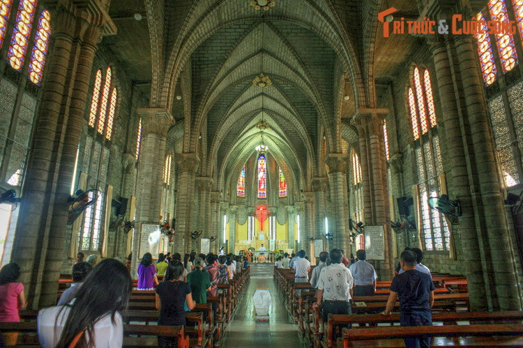 Khi đứng bên trong thánh đường, du khách sẽ không khỏi choáng ngợp khi ánh sáng tự nhiên tràn qua hệ thống cửa sổ kính rộng có trang trí hoa văn màu sắc rực rỡ, tạo hiệu ứng rất ấn tượng.