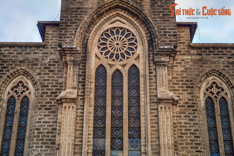 Không gian thánh đường mang hình thập giá, tạo thành 3 gian chính: gian hành lang, gian giáo dân và gian cung thánh.