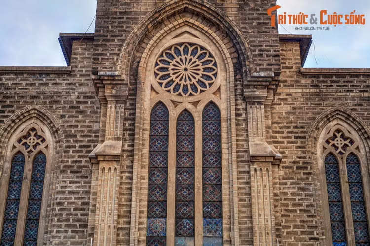 Không gian thánh đường mang hình thập giá, tạo thành 3 gian chính: gian hành lang, gian giáo dân và gian cung thánh.