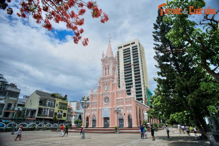 4. Nằm ở trung tâm thành phố Đà Nẵng, nhà thờ chính tòa Đà Nẵng là một trong những công trình kiến trúc cổ tiêu biểu nhất của thành phố biển miền Trung. Nhà thờ cũng mang tên gọi khác là nhà thờ Con Gà do trên đỉnh tháp chuông có tượng một con gà màu xám làm bằng hợp kim.