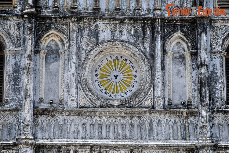 Sự cầu kỳ trong trang trí mỹ thuật của nhà thờ Mằng Lăng là yếu tố ít nhà thờ nào khác sánh bằng.