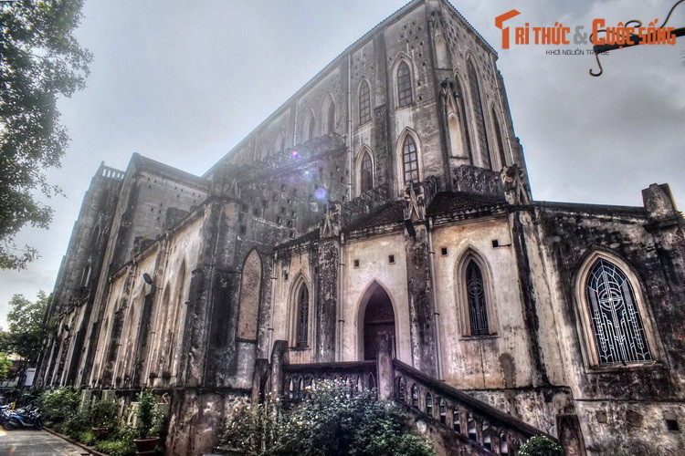 Nhà thờ có chiều dài 64,5 mét, chiều rộng 20,5 mét và hai tháp chuông cao 31,5 mét với những trụ đá to nặng bốn góc. Vật liệu xây dựng chính của nhà thờ là gạch đất nung, tường trát bằng giấy bổi.