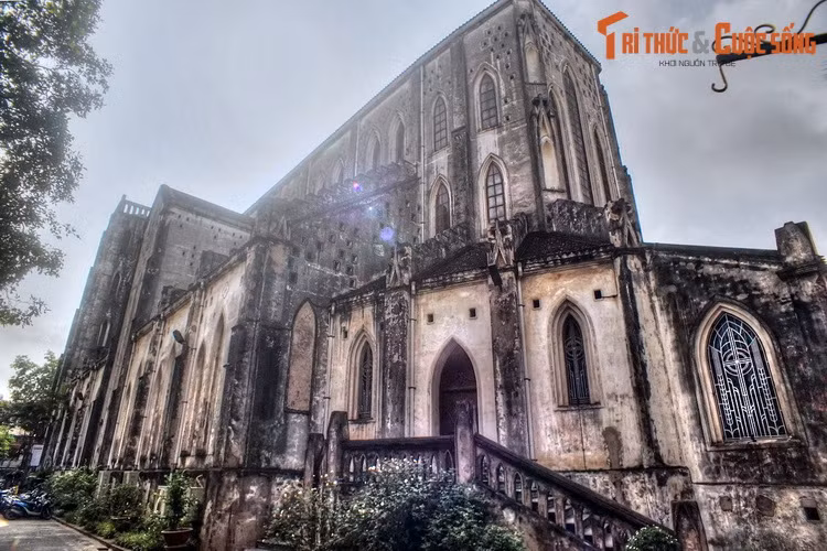 Nhà thờ có chiều dài 64,5 mét, chiều rộng 20,5 mét và hai tháp chuông cao 31,5 mét với những trụ đá to nặng bốn góc. Vật liệu xây dựng chính của nhà thờ là gạch đất nung, tường trát bằng giấy bổi.