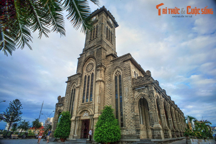 Nhà thờ Núi được xây dựng từ năm 1928-1941. Tổng thể công trình thiết kế theo phong cách kiến trúc Gothic với các cửa vòm đỉnh nhọn, bố cục chắc khỏe với những khối lập thể nhỏ dần, vươn cao, thể hiện vẻ đẹp lãng mạn rất cuốn hút.