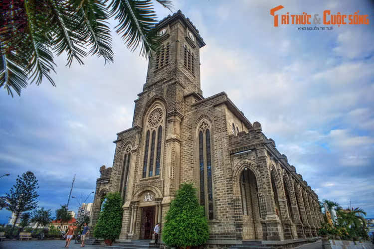 Nhà thờ Núi được xây dựng từ năm 1928-1941. Tổng thể công trình thiết kế theo phong cách kiến trúc Gothic với các cửa vòm đỉnh nhọn, bố cục chắc khỏe với những khối lập thể nhỏ dần, vươn cao, thể hiện vẻ đẹp lãng mạn rất cuốn hút.