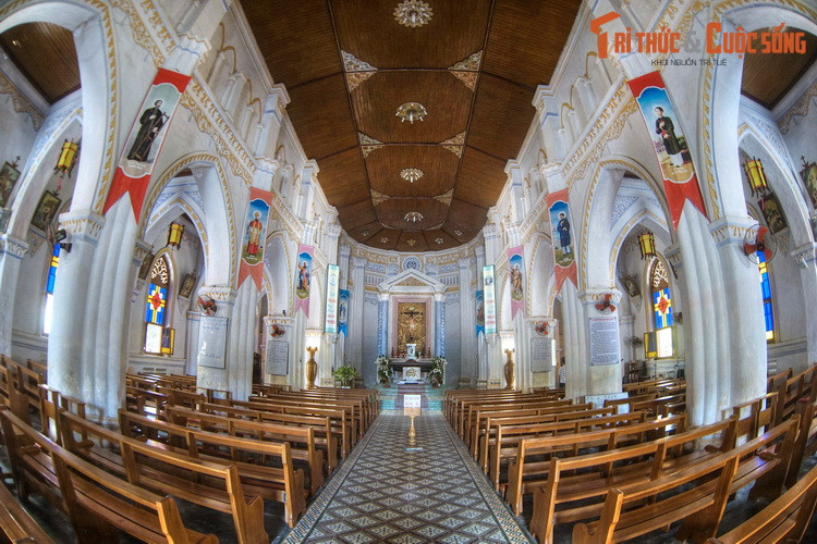 Nhà thờ Mằng Lăng là một điểm hành hương quan trọng của đồng bào Công giáo ở Việt Nam.