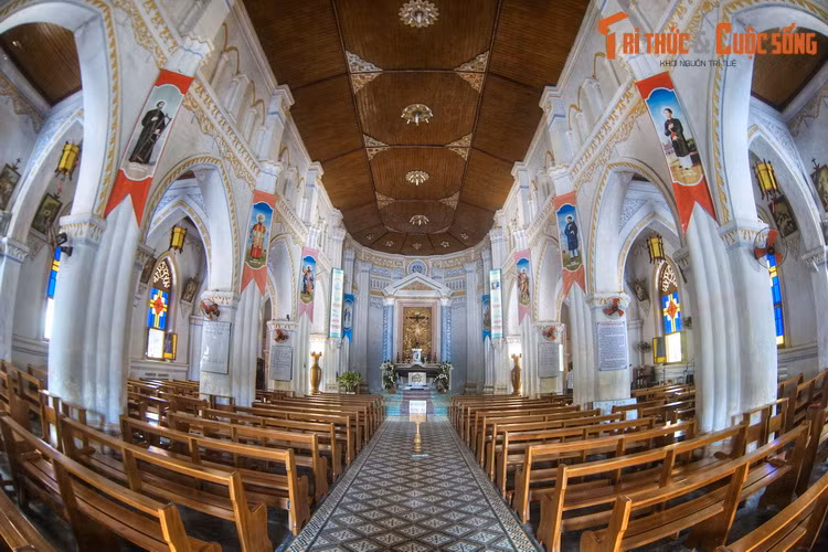 Nhà thờ Mằng Lăng là một điểm hành hương quan trọng của đồng bào Công giáo ở Việt Nam.