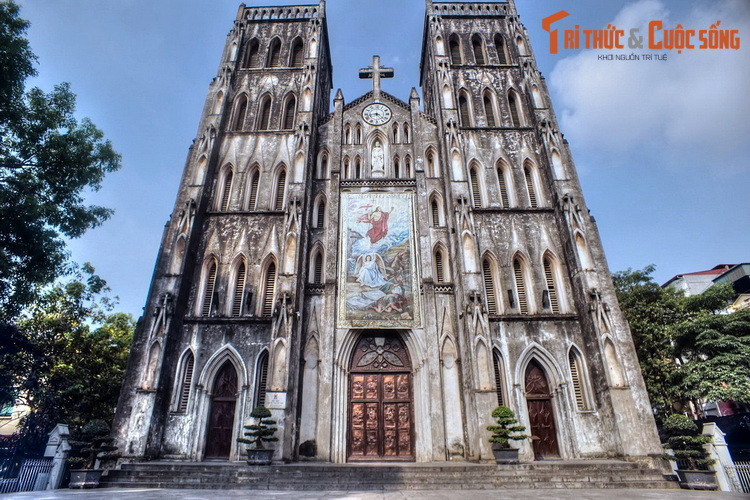 Về kiến trúc, nhà thờ Lớn Hà Nội được thiết kế theo mẫu của Nhà thờ Đức Bà Paris, mang phong cách Gothic Trung cổ châu Âu, rất thịnh hành trong thế kỷ 12 và thời Phục Hưng ở châu Âu.