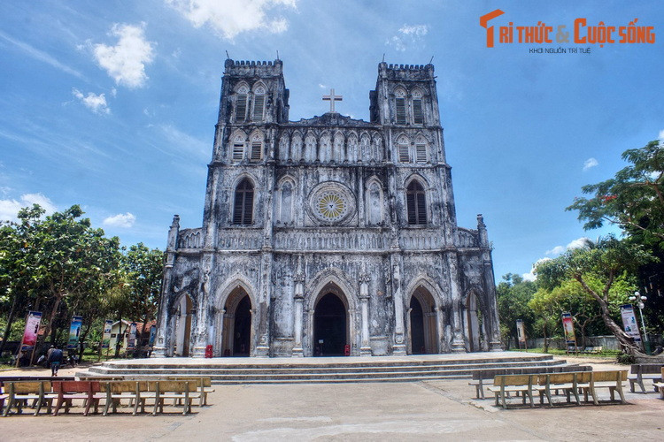 2. Nằm ở xã An Thạch, huyện Tuy An, tỉnh Phú Yên, nhà thờ Mằng Lăng được xây dựng từ năm 1892-1907, là một trong những nhà thờ cổ đẹp nhất Việt Nam. Công trình được xây dựng trong một khuôn viên rộng hơn 5.000 m2 có nhiều cây xanh, theo kiến trúc Gothic.