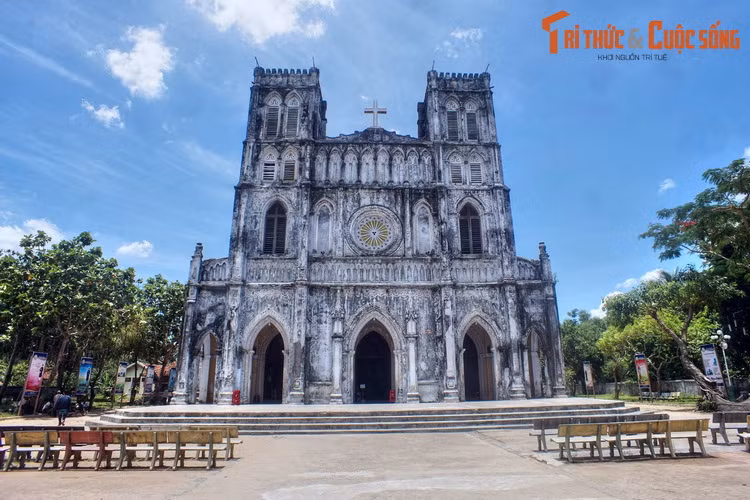 2. Nằm ở xã An Thạch, huyện Tuy An, tỉnh Phú Yên, nhà thờ Mằng Lăng được xây dựng từ năm 1892-1907, là một trong những nhà thờ cổ đẹp nhất Việt Nam. Công trình được xây dựng trong một khuôn viên rộng hơn 5.000 m2 có nhiều cây xanh, theo kiến trúc Gothic.