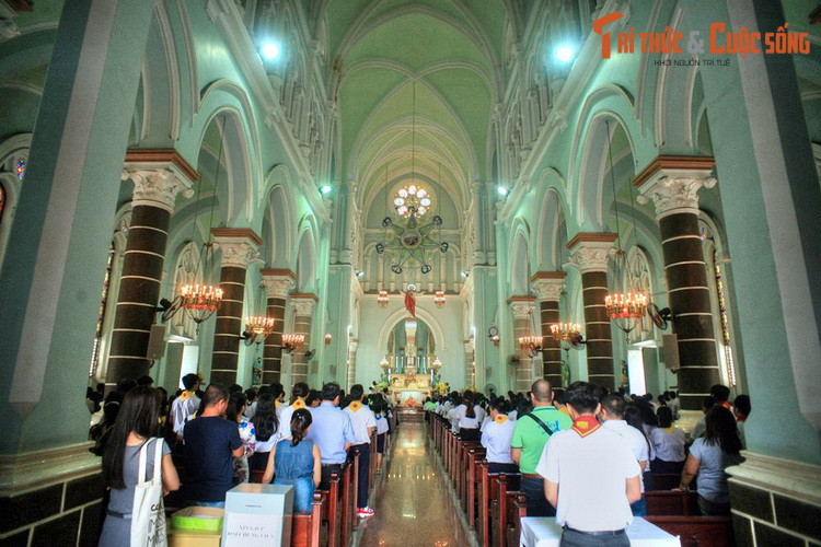 Được coi là một trong những nhà thờ đẹp nhất TP. HCM, nhà thờ Huyện Sỹ là một điểm tham quan nổi tiếng dành cho du khách ở khu vực trung tâm thành phố lớn nhất Việt Nam.