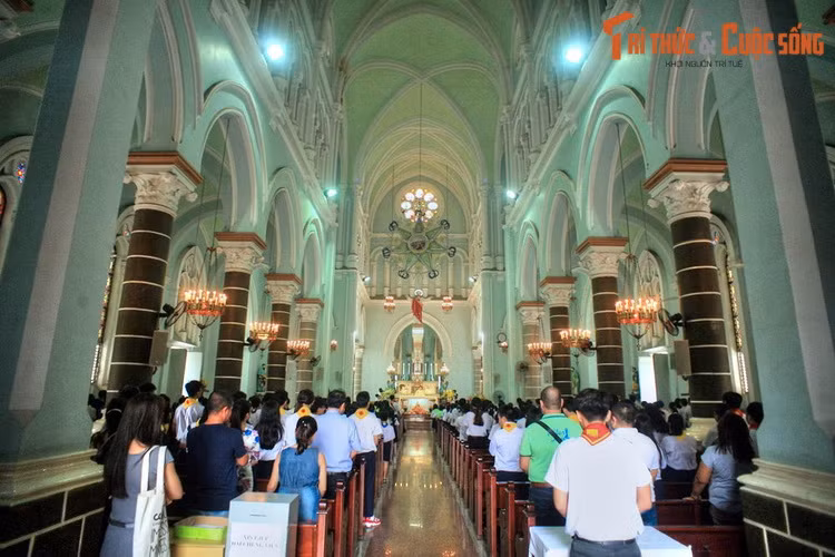 Được coi là một trong những nhà thờ đẹp nhất TP. HCM, nhà thờ Huyện Sỹ là một điểm tham quan nổi tiếng dành cho du khách ở khu vực trung tâm thành phố lớn nhất Việt Nam.