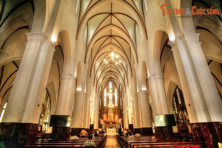 Tương phản với vẻ trầm mặc cổ kính bên ngoài, không gian bên trong nhà thờ Gothic này gây choáng ngợp với vẻ nguy nga tráng lệ. Với sức chứa lên đến cả nghìn người, vào các dịp lễ lớn như lễ Giáng sinh, nơi đây thu hút đông đảo giáo dân và du khách đến hành lễ và tham quan.