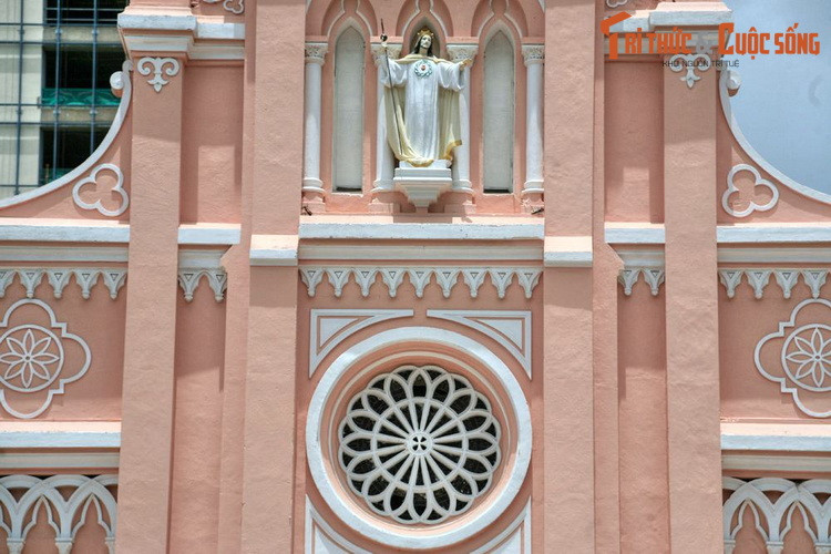 Về tổng quan, nhà thờ mang phong cách kiến trúc Gothic với những ngọn tháp cao vút, vòm cửa quả trám thanh thoát.