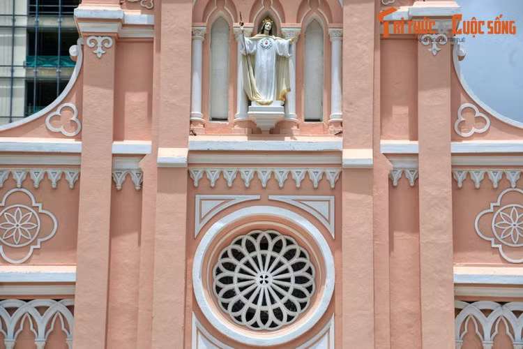 Về tổng quan, nhà thờ mang phong cách kiến trúc Gothic với những ngọn tháp cao vút, vòm cửa quả trám thanh thoát.