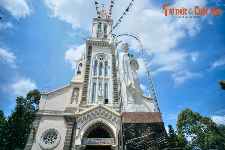Công trình được khởi công xây dựng năm 1902 trên khu đất cao nằm ở góc đường Frère Louis và Frère Guilleraut (nay là góc Nguyễn Trãi - Tôn Thất Tùng) theo thiết kế của linh mục Bouttier, đến năm 1905 thì được khánh thành.
