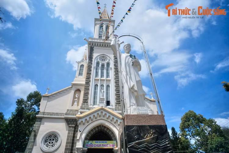 Công trình được khởi công xây dựng năm 1902 trên khu đất cao nằm ở góc đường Frère Louis và Frère Guilleraut (nay là góc Nguyễn Trãi - Tôn Thất Tùng) theo thiết kế của linh mục Bouttier, đến năm 1905 thì được khánh thành.