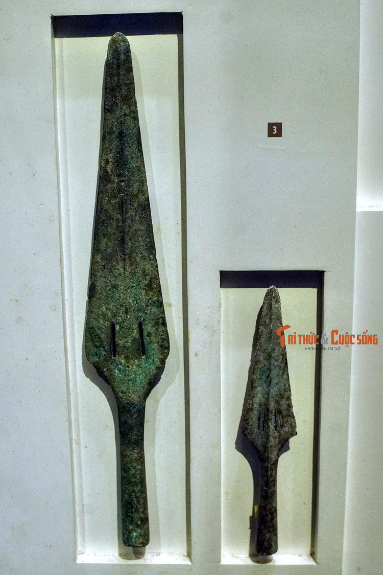 Các đầu mũi giáo thời Đông Sơn. Giáo là loại vũ khí cận chiến có cán dài, sử dụng bằng cách đâm.