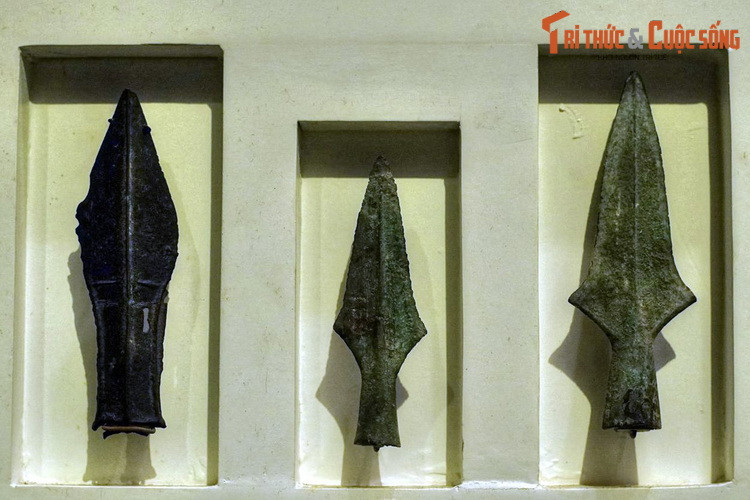 Một số loại mũi lao thời Đông Sơn. Lao là loại vũ khí đánh xa bằng phương pháp phóng. Không chỉ dùng để đánh trận, loại vũ khí Việt cổ này còn có thể dùng trong săn bắn. Hiện vật của Bảo tàng Lịch sử TP HCM.