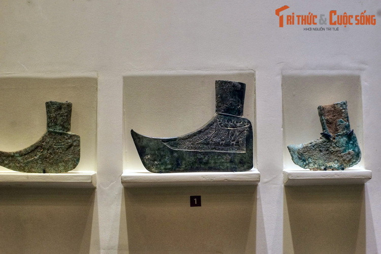 Các loại rìu chiến Đông Sơn. Rìu Đông Sơn thường được gọi là rìu xéo, có mũi cong như mũi hài, bản lưỡi rộng, họng tra cán nhô ra ngoài sống lưỡi. Đây vừa là vũ khí, vừa là công cụ lao động của người Việt cổ.