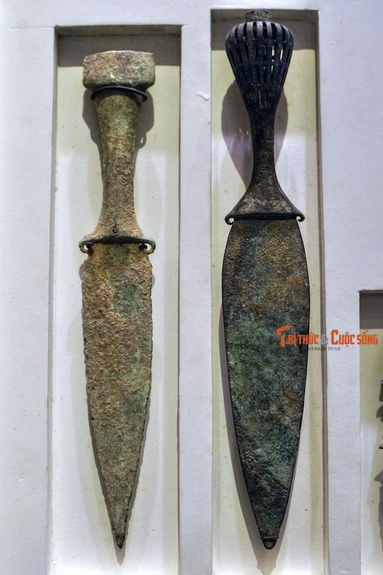 Dao găm Đông Sơn. Đây là loại vũ khí đánh gần, là một trong các di vật tiêu biểu của văn hóa Đông Sơn.