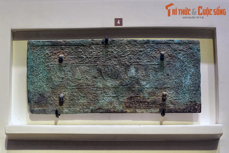 Mánh giáp che ngực Đông Sơn. Đây là vũ khí phòng hộ cho các chiến binh, làm từ một tấm đồng một mặt có 4 quai nhỏ hoặc 4 lỗ nhỏ ở 4 góc để buộc dây.