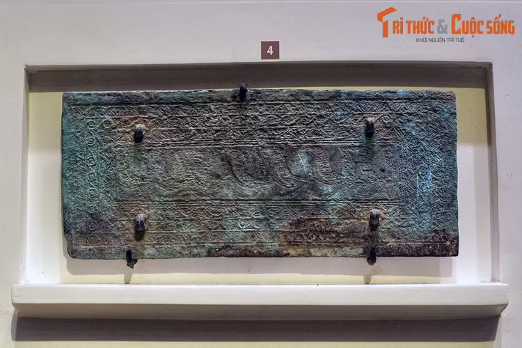 Mánh giáp che ngực Đông Sơn. Đây là vũ khí phòng hộ cho các chiến binh, làm từ một tấm đồng một mặt có 4 quai nhỏ hoặc 4 lỗ nhỏ ở 4 góc để buộc dây.