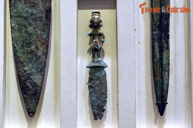 Một dao găp nhỏ có chuôi hình người, có thể là vật phẩm dùng trong nghi thức tâm linh của người Việt cổ.