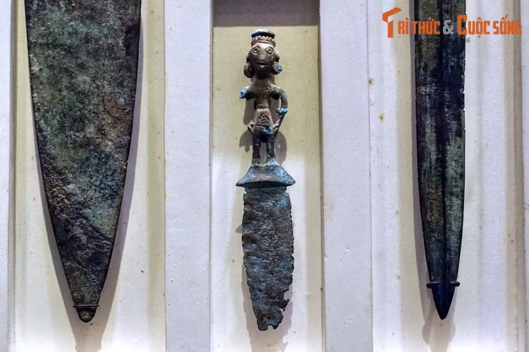 Một dao găp nhỏ có chuôi hình người, có thể là vật phẩm dùng trong nghi thức tâm linh của người Việt cổ.