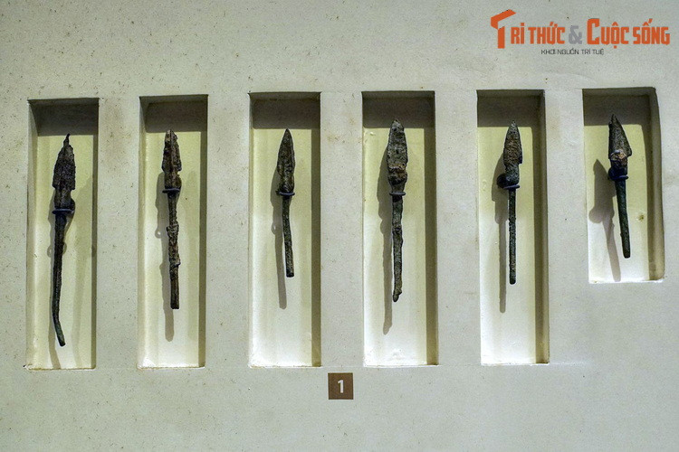 Đầu các mũi tên đồng của người Việt thời Đông Sơn. Mũi tên Đông Sơn phổ biến là loại mũi tên bằng đồng có ba cánh nhỏ, chuôi dài, có sức xuyên phá mạnh, khó rút ra khi đã găm vào cơ thể.