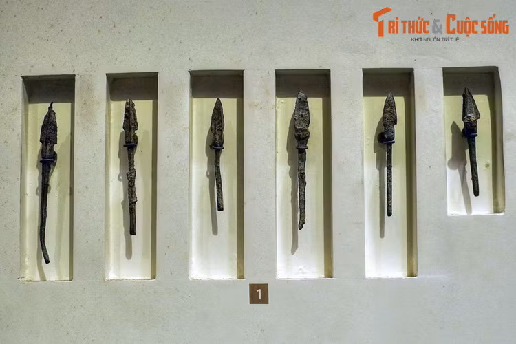 Đầu các mũi tên đồng của người Việt thời Đông Sơn. Mũi tên Đông Sơn phổ biến là loại mũi tên bằng đồng có ba cánh nhỏ, chuôi dài, có sức xuyên phá mạnh, khó rút ra khi đã găm vào cơ thể.