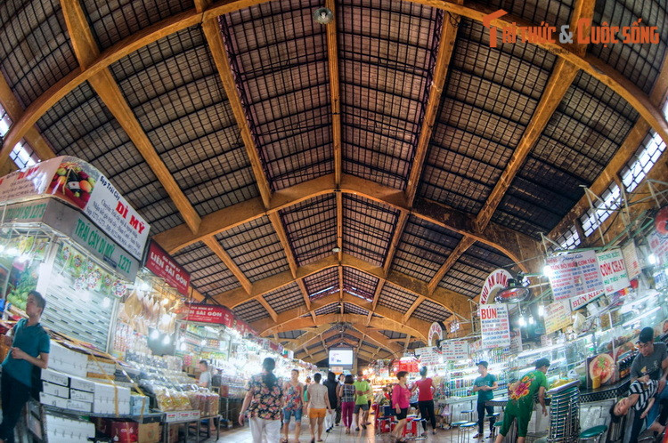 Không chỉ là một trung tâm thương mại, chợ Bến Thành ngày nay còn là một điểm du lịch thu hút rất nhiều du khách trong và ngoài nước.