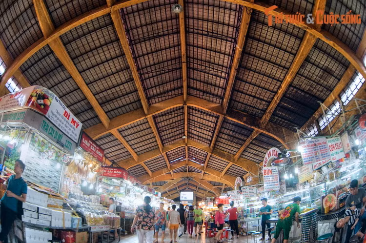 Không chỉ là một trung tâm thương mại, chợ Bến Thành ngày nay còn là một điểm du lịch thu hút rất nhiều du khách trong và ngoài nước.