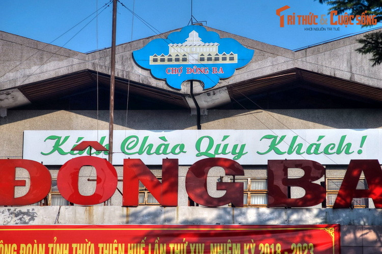 Năm 1967, khu chợ cổ của Cố đô Huế được xây lại hoàn toàn. Năm 1987, chợ được đại trùng tu. Sau trùng tu, ngoài khu nhà ba tầng ở trung tâm, chợ Ðông Ba còn có 9 dãy nhà bao quanh cùng 4 khu hàng mới...