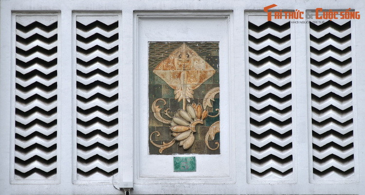 Nét kiến trúc đặc trưng của chợ là tòa tháp với 4 chiếc đồng hồ ở 4 mặt phía trên cổng chính. Ba mặt còn lại của chợ có 3 cổng với kiến trúc đơn giản hơn. Trên các cổng đều có những bức phù điêu gốm rất sinh động.