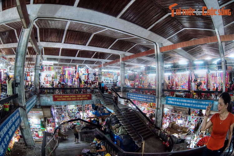 Ngày nay chợ Đông Ba giữ một vai trò quan trọng trong nền kinh tế thị trường của tỉnh Thừa Thiên - Huế cũng như khu vực Trung Bộ. Theo thống kê, bình quân mỗi ngày có từ 5.000 đến 7.000 khách đến chợ. Vào những dịp lễ tết, lượng khách đến chợ mỗi ngày có thể tới hàng vạn.