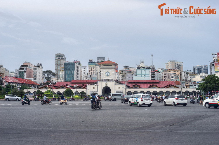 3. Nằm tại trung tâm Quận 1, TP. HCM, chợ Bến Thành là một khu chợ cổ nổi tiếng, được xem là một biểu tượng lịch sử của mảnh đất Sài Gòn. Chợ được hãng thầu Brossard et Maupin khởi công xây dựng từ năm 1912, đến cuối tháng 3/1914 thì hoàn tất.