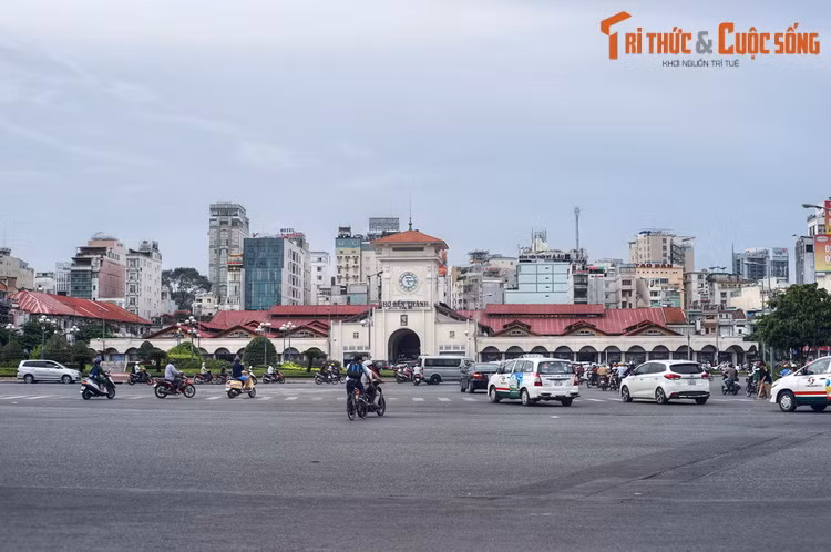 3. Nằm tại trung tâm Quận 1, TP. HCM, chợ Bến Thành là một khu chợ cổ nổi tiếng, được xem là một biểu tượng lịch sử của mảnh đất Sài Gòn. Chợ được hãng thầu Brossard et Maupin khởi công xây dựng từ năm 1912, đến cuối tháng 3/1914 thì hoàn tất.