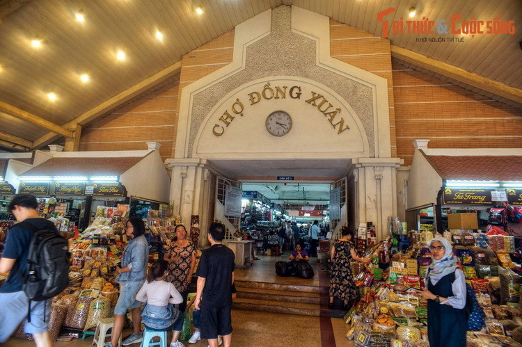 Ngày nay chợ Đồng Xuân vừa là một chợ đầu mối dành cho bán buôn, vừa là một “thiên đường” bán lẻ, nơi quy tụ mọi thứ có thể tìm thấy ở Hà Nội như quần áo, giày dép, lương thực thực phẩm, đồ điện tử, nữ trang hay các món đồ lưu niệm dành cho khách du lịch.