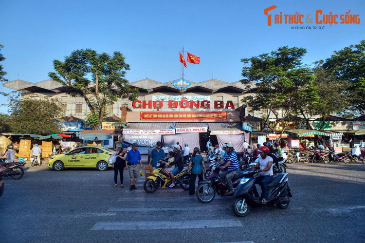 2. Nằm dọc theo bờ Bắc sông Hương của thành phố Huế, chợ Đông Ba có tuổi đời hai thế kỷ, là một trong những địa danh mang tính biểu tượng của Cố đô Huế. Tiền thân của chợ Đông Ba là một khu chợ nằm ở cửa Chánh Đông thời vua Gia Long. Năm 1899 chợ được rời ra vị trí hiện tại.