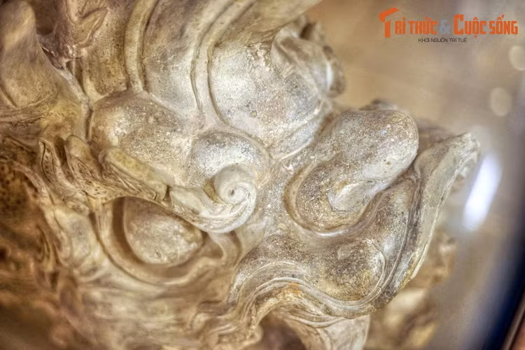 Ở Việt Nam, hình tượng Si Vẫn xuất hiện cùng với sự du nhập của văn hóa Trung Hoa. Do sự biến thiên của lịch sử, diện mạo của Si Vẫn thay đổi theo từng thời kỳ, khác rất nhiều so với hình tượng đầu tiên của nó.