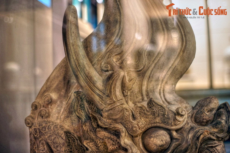 Các giai đoạn sau đó, Si Vẫn được “long hóa” hoặc “thú hóa” để trở thành hình tượng con vật gần với rồng hơn. Không chỉ thể hiện riêng phần đầu, Si Vẫn còn được tạo hình toàn thân với bốn chân có vuốt sắc nhọn, đuôi cong, đôi khi có những vầng mây tỏa ra.