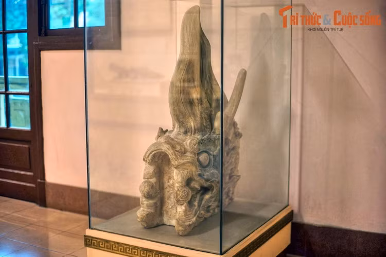 Theo huyền thoại phương Đông, Si Vẫn là con thứ hai trong 9 đứa con của Rồng, sống ở biển. Đây là một linh vật có đầu giống hoặc gần như đầu rồng, đuôi, vây và miệng rất to. Mỗi khi nó đập đuôi xuống nước thì nước bắn lên tận trời, gây mưa làm mù mịt cả trời đất.