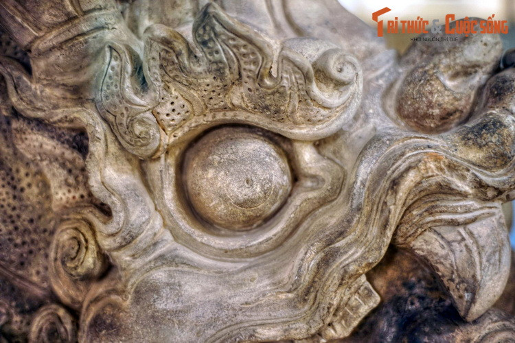 Tương truyền, Si Vẫn thích ngao du bốn phương để ngoạn cảnh và thường giúp dân dập các vụ hỏa hoạn, nên được tạc hình làm vật trang trí trên nóc các cung điện cổ, chùa chiền, đền đài... ngụ ý cầu trấn hỏa, bảo vệ bình yên cho công trình.