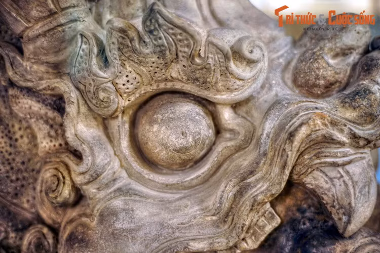 Tương truyền, Si Vẫn thích ngao du bốn phương để ngoạn cảnh và thường giúp dân dập các vụ hỏa hoạn, nên được tạc hình làm vật trang trí trên nóc các cung điện cổ, chùa chiền, đền đài... ngụ ý cầu trấn hỏa, bảo vệ bình yên cho công trình.