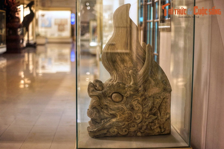 Tượng Si Vẫn bằng đất nung thời Lê, thế kỷ 15, vật trang trí kiến trúc ở Cố đô Lam Kinh, Thanh Hóa, hiện được trưng bày tại BT Lịch sử quốc gia Việt Nam. Si Vẫn còn được gọi là con Kìm hay Li Vẫn, từng là linh vật quen thuộc trong đời sống của người Việt xưa.