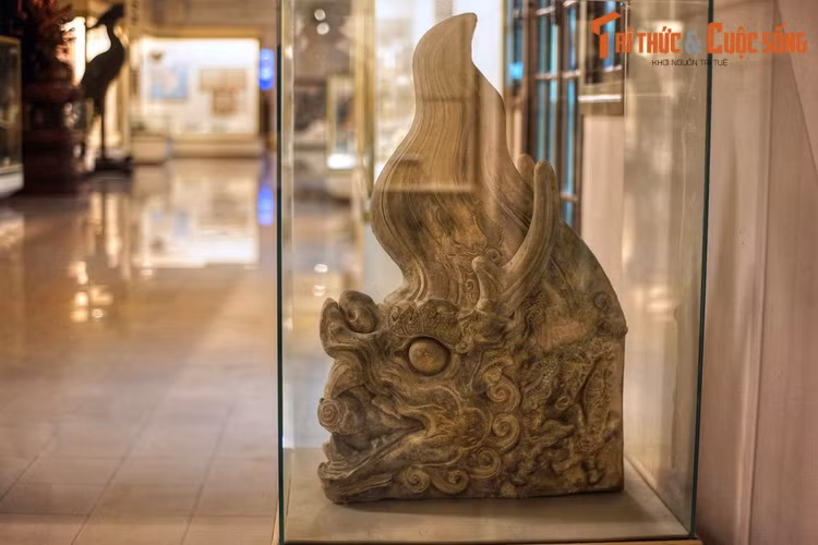 Tượng Si Vẫn bằng đất nung thời Lê, thế kỷ 15, vật trang trí kiến trúc ở Cố đô Lam Kinh, Thanh Hóa, hiện được trưng bày tại BT Lịch sử quốc gia Việt Nam. Si Vẫn còn được gọi là con Kìm hay Li Vẫn, từng là linh vật quen thuộc trong đời sống của người Việt xưa.